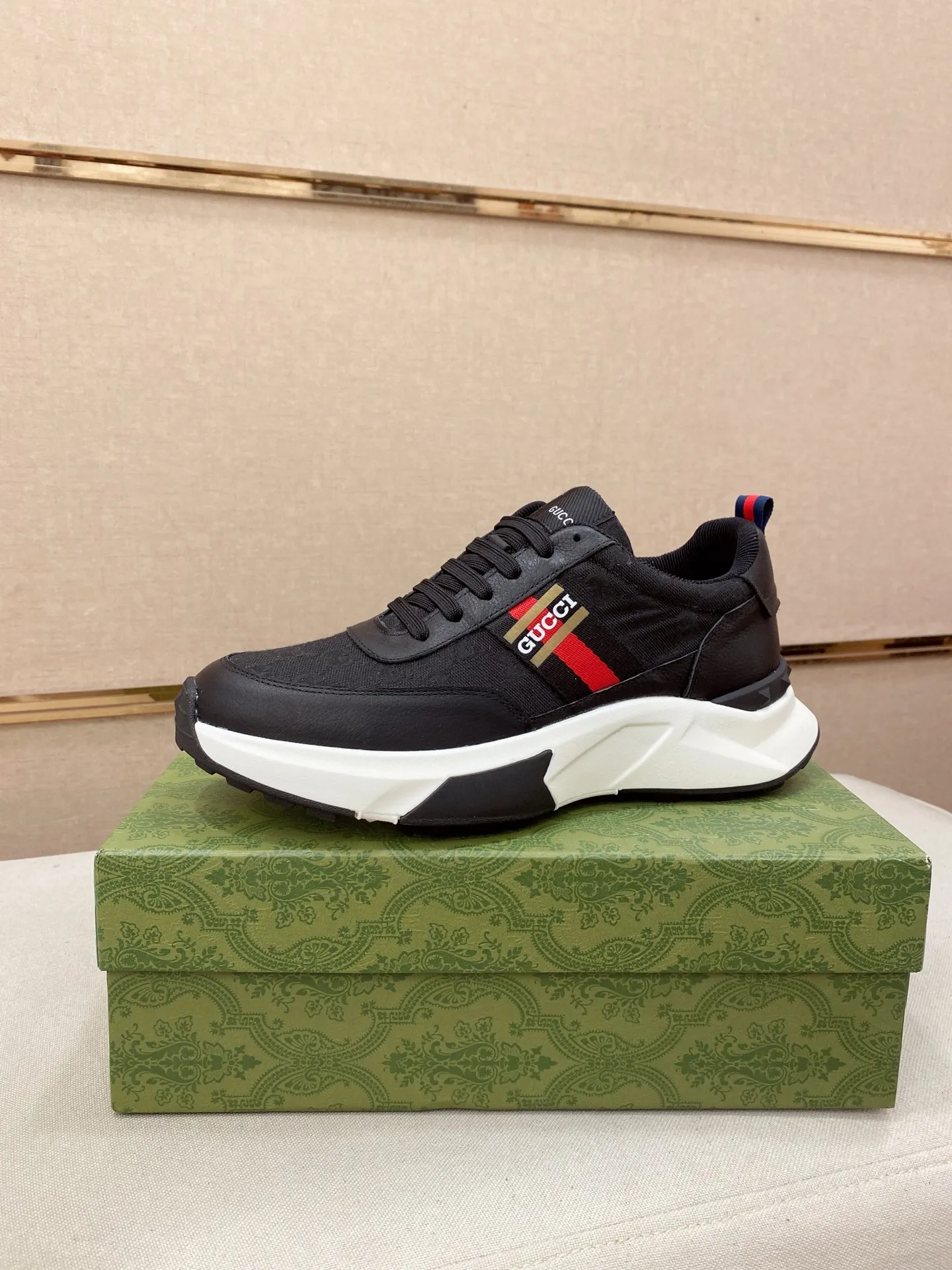 Men's men's shoes💰 462💰🇮🇹🇮🇹GUCCI🔍🔍new models are on sale at the same time at the counter. The uppers🇮🇹 are made of top-grain cowhide imported from Italy. Fully imported genuine leather lining 💪💪, completely 1⃣️ to 1⃣️ replica 🇮🇹💪💪, ⚠ sole: original sole provided by the original factory, exclusive movable molded sole super comfortable, ⚠ original factory follow-up, 🔍🔍 high quality, you can go in and out of the counter at will, welcome to compare⚠. Code number:38-44